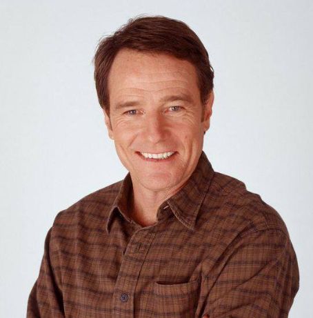 Une photo portrait de Hal, de la série Malcolm, sur fond blanc. Il fait un sourire et semble très fier de lui.