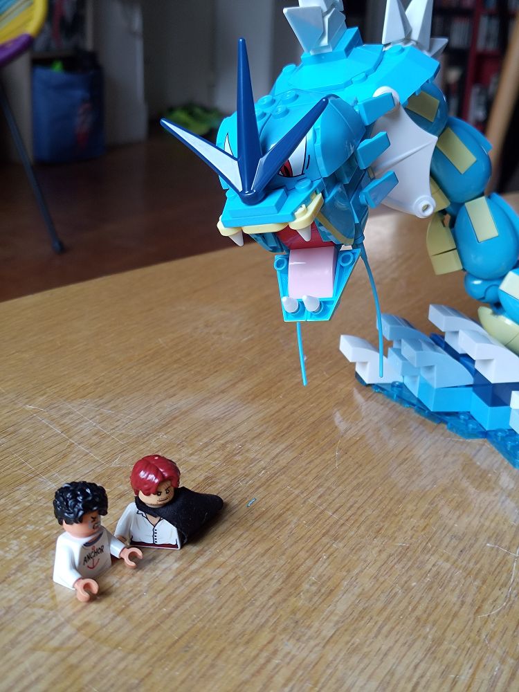 Un leviator menaçant Shanks et Luffy znfant en Lego 