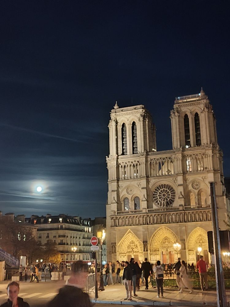 La pleine lune et Notre Dame 