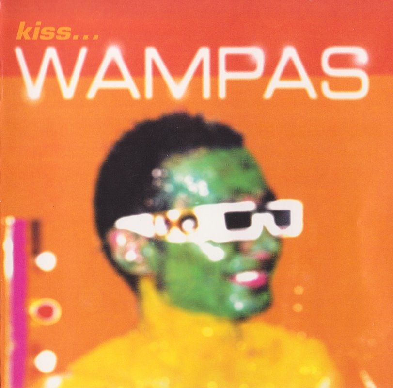Kiss, un album de Wampas avec un lettrage blanc sur fond orange (et Didier peint en vert et jaune plus lunettes blanche)
