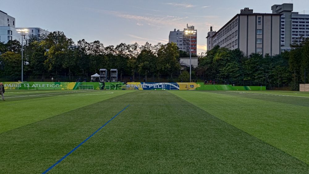 Le Stade Pelé, Paris XIII avec un fresque du joueur brésilien