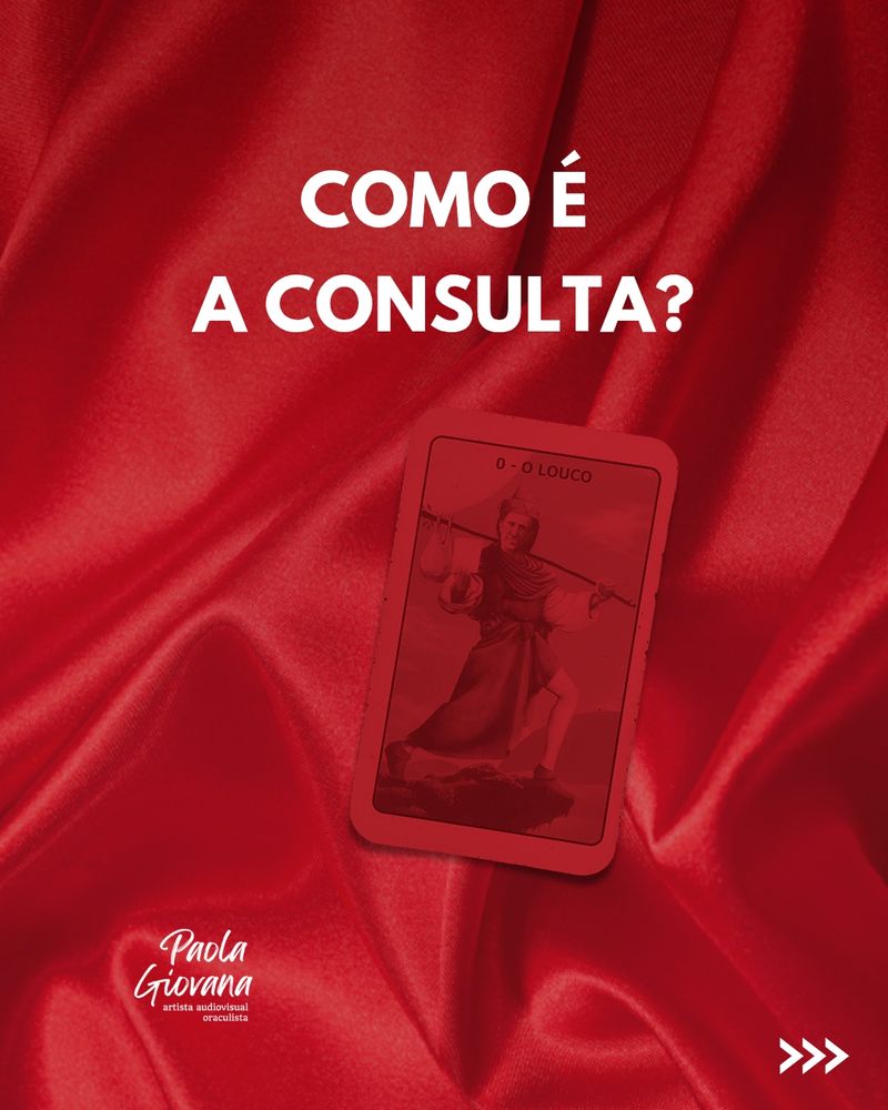 Fundo estilo seda vermelha. Carta "O Louco" em tons vermelhos, confundindo-se com o fundo. Título: "COMO É A CONSULTA?". Logotipo no canto esquerdo: Paola Giovana, artista audiovisual oraculista. 