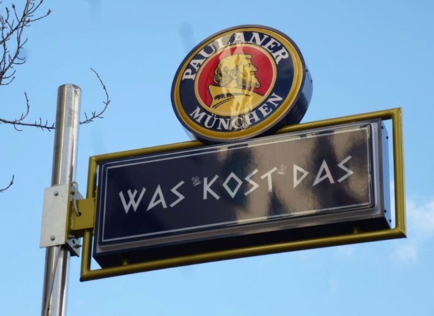 schild eines griechischen reastaurants mit dem namen "was kost das"