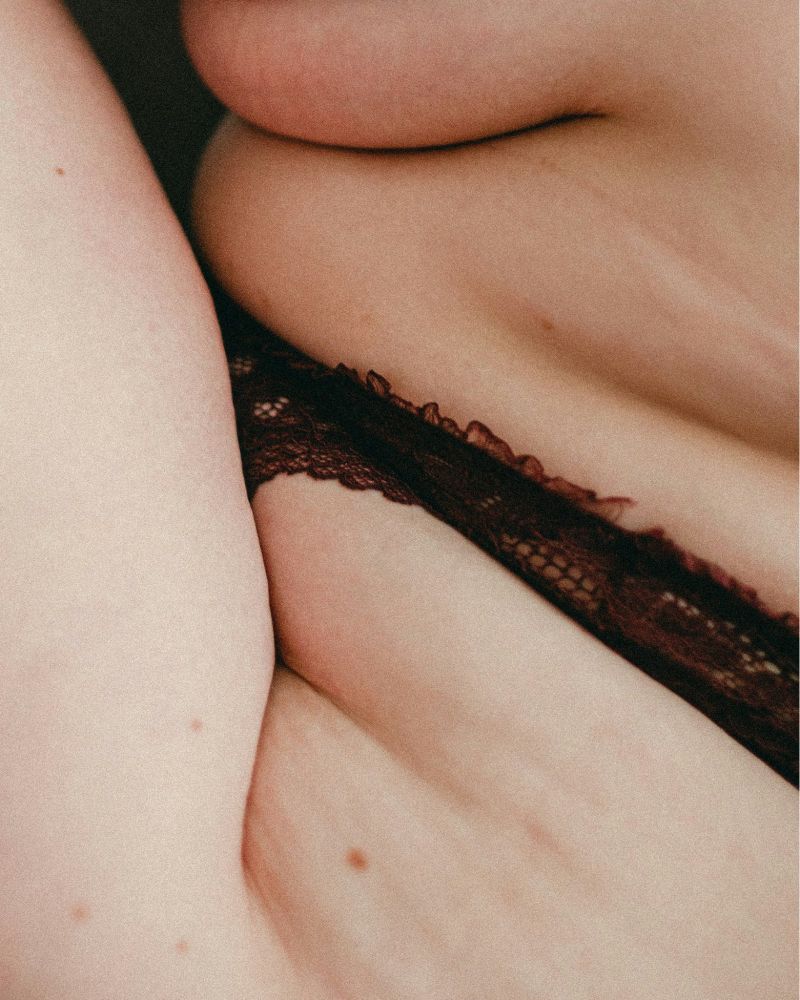 Alors que la Saint-Valentin approche, rappelons-nous que c'est aussi un moment pour prendre soin de soi, célébrer qui nous sommes et honorer la féminité dans toute sa complexité. 
Une ode à l'imperfection, à la vulnérabilité et à la force qui nous habitent.