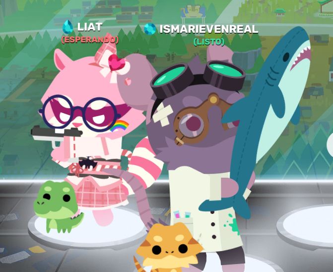 Mi novio y yo en el videojuego Super Animal Royale. Mi novio (Liat) es un mapache rosa con un vestido rosa y moño rosa; yo (IsMariEvenReal) soy literalmente una rata de alcantarilla con disfraz de científico y gafas steampunk.