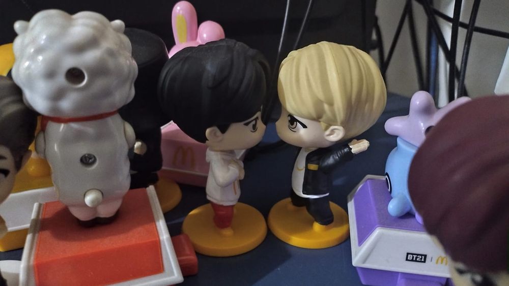 tinytan jin and tinytan jimin facing each other, surrounded by other tinytans and bt21