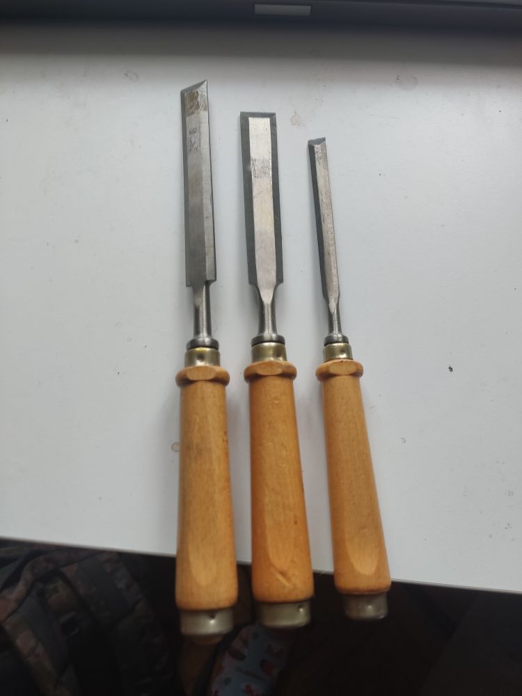 Duże dłuta z drewnianymi rączkami