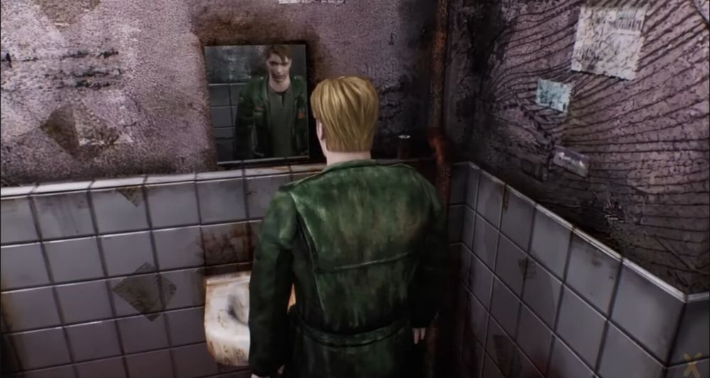 Początek gry Silent Hill 2, gdzie główny bohater przegląda się w lustrze w zniszczonej publicznej toalecie