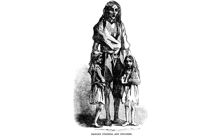 A black and white drawing of a woman with her two children, all three are skin and bones.

Líníocht peann de bhean lena beirt pháistí, le an Gorta Mór. Tá siad ag fáil bháis den ocras. 
