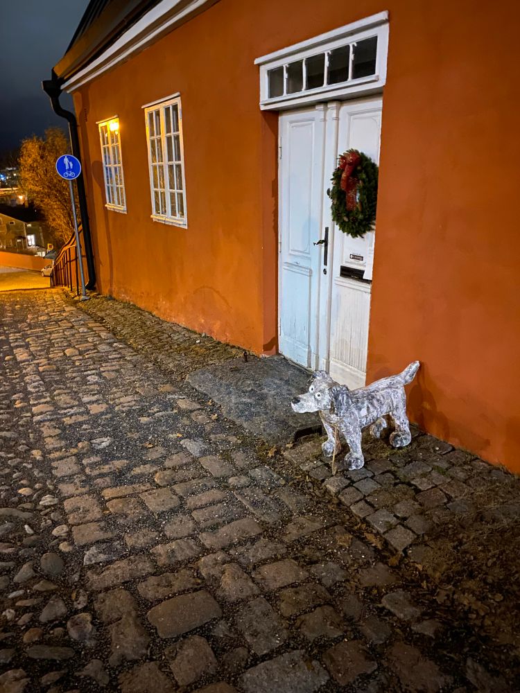 Hundskulptur framför ytterdörren till Diktarhemmet i Borgå 