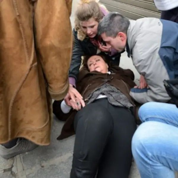 Christine Boutin, évanouie sur un trottoir et prise en charge par d'autres personnes non identifiées, victime d'un malaise après avoir respiré le gaz lacrymogène présenté comme inoffensif de nos chères Forces de l'Ordre, durant la Manif pour Tous.