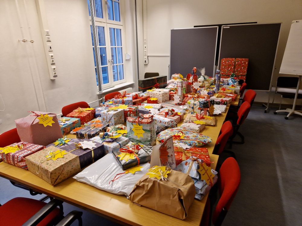 Viele Geschenke auf einem sehr großen Tisch.