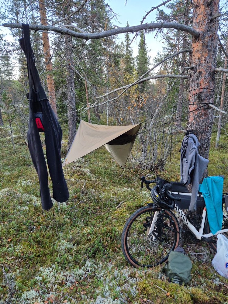 Hengekøye med klær til tørk, sykkel i bakgrunn 