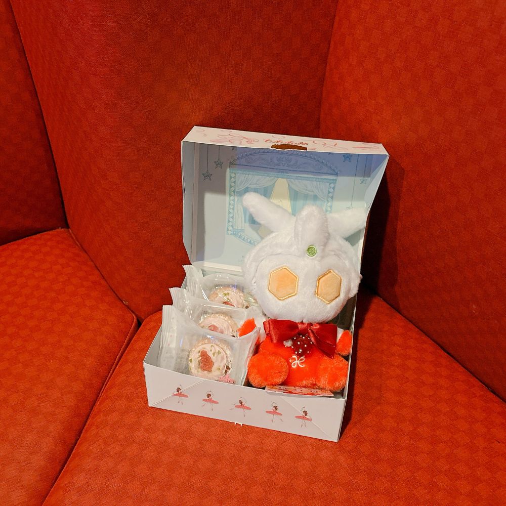 鹿鳴館 チュチュタルト フレーズの箱に入ったウルトラマンふわふわお座りぬいぐるみのレオとチュチュタルト フレーズの写真。
6ご入用の箱の右側にふわふわのレオが、左側に3個のチュチュタルト フレーズが入っている。