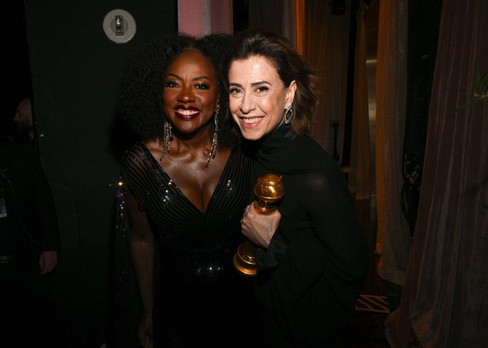 Viola Davis e Fernanda Torres, com o Globo de Ouro em mãos, nos bastidores após a premiação da brasileira 
