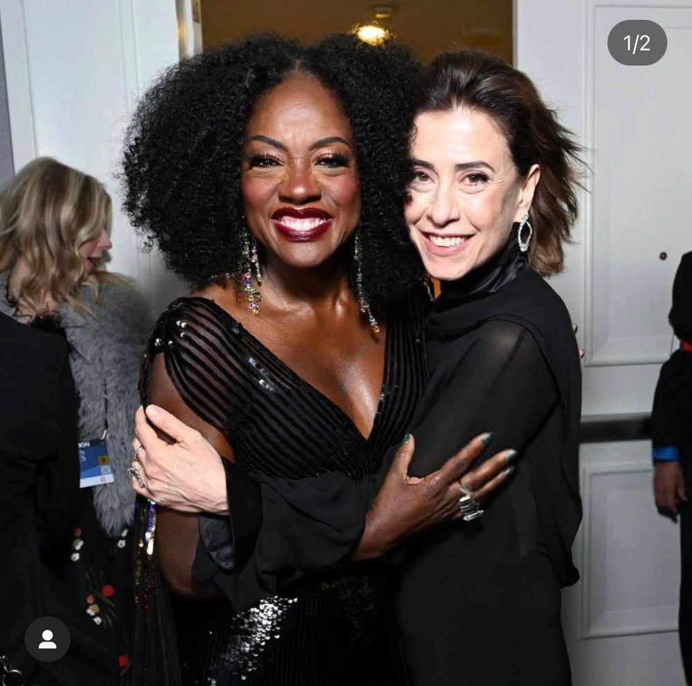 Viola Davis e Fernanda Torres se abraçam durante o Globo de Ouro