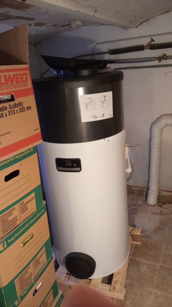 Brauchwasser-Wärmepumpe (noch auf der Transportpalette) in einem Kellerraum