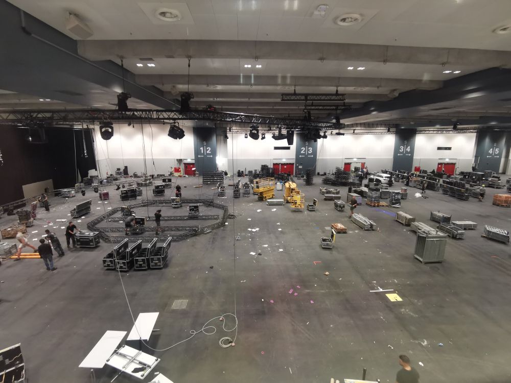 An exhibition hall during teardown. Most of Eurofurence's arena stage, art show and dealer's den has been reduced to flight cases