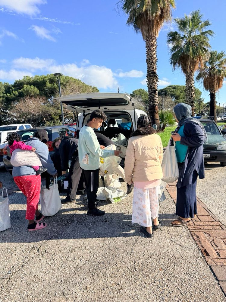 Unter den Klient:innen sind viele Frauen auf der Flucht, mit ihren Kindern.
Hier mein Team bei der Verteilung.