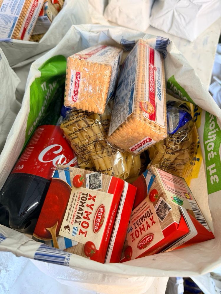 In die Weihnachtspakete haben wir zusätzlich zur größeren Menge von Lebensmitteln noch Cola und Kekse gepackt. Morgen kommt noch das frischeObst und Gemüse dazu 