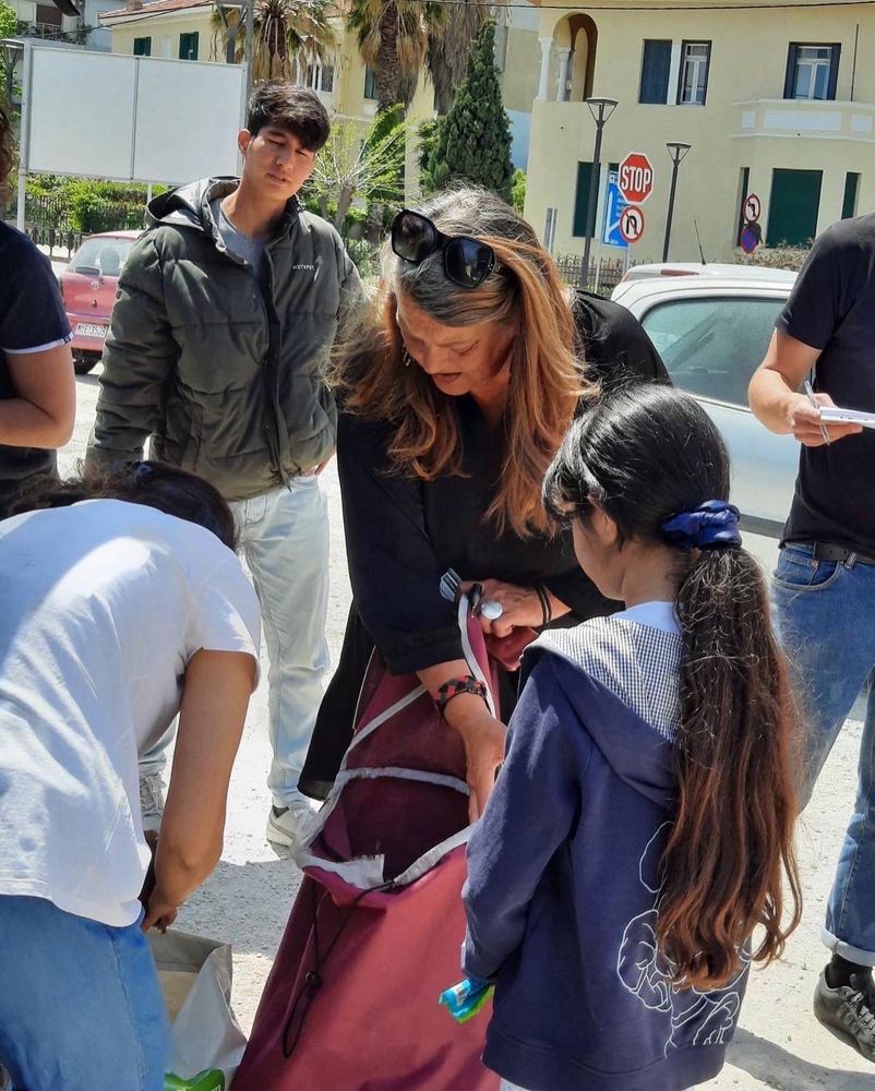 Verteilung von Lebensmittel an besonders vulnerable Geflüchtete, auch Kinder, auf Lesbos