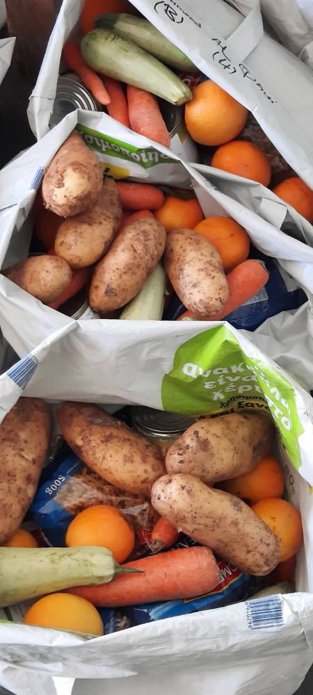 Lebensmittel-Pakete 
Inhalt: Trockenlebensmittel, frisches Obst und Gemüse, Fleisch, Windeln für Kleinkinder 
