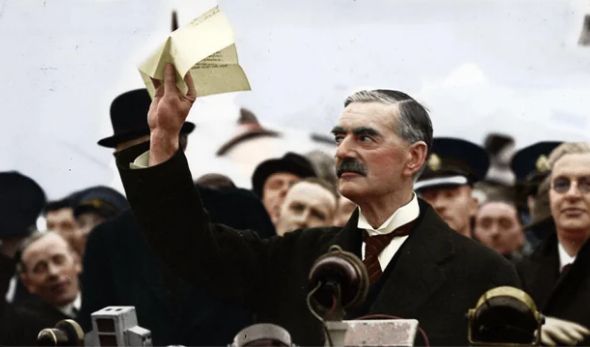 Den patetiske og naive Chamberlain etter at han hadde sleiket fascistræv.