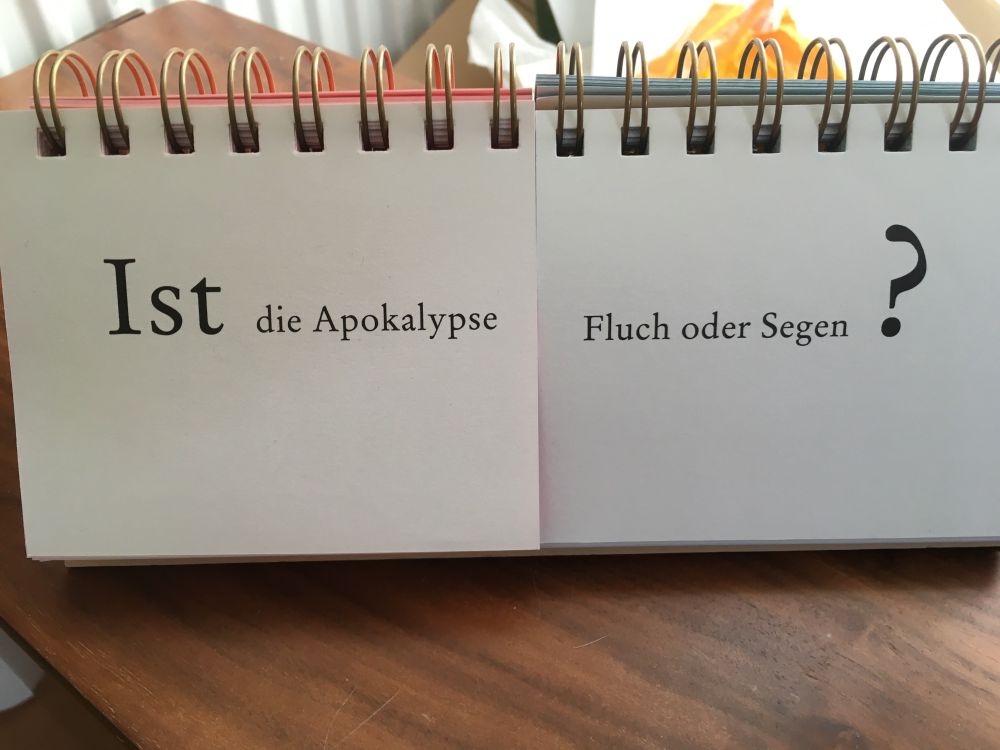 Klapp-Aufsteller mit Aufschrift „Ist die Apokalypse Fluch oder Segen „