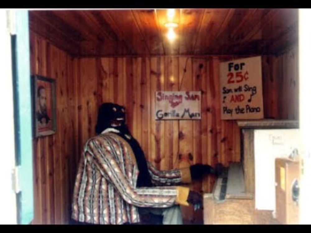 Singing Sam - 1992 Footage, Wall Drug Store, South Dakota (Old Deteriorated Gorilla Animationic)