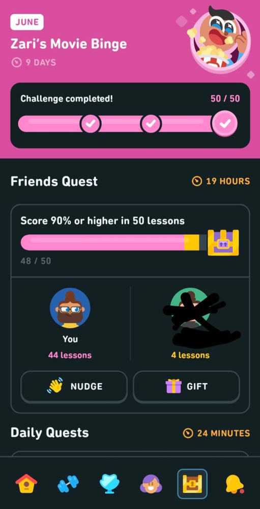 Screenshot zobrazující friends quest v Duolingo, kdy cílem je splnit 50 cvičení s >90% úspěšností,
kdy jeden z účastníků splnil 4 a druhý 44.