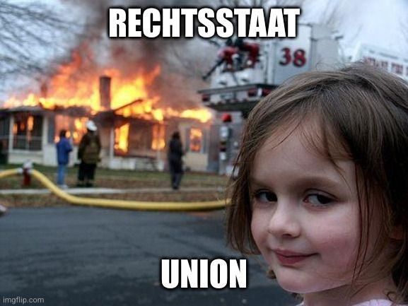 Desaster Girl Meme. Caption Oben: Rechtsstaat. Caption unten: Union.
