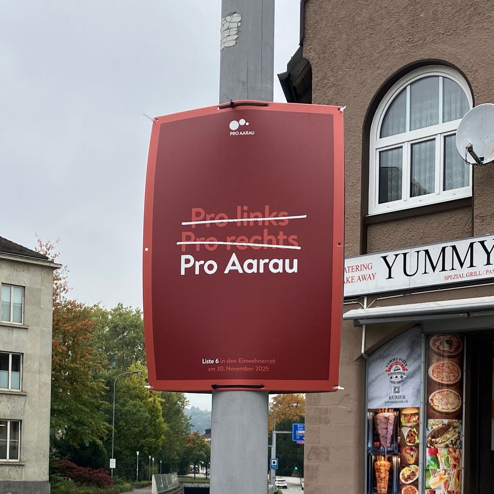 Wahlplakat der Partei "Pro Aarau". Darauf ist der Text "Pro links" durchstrichen und ebenso der Text "Pro rechts"