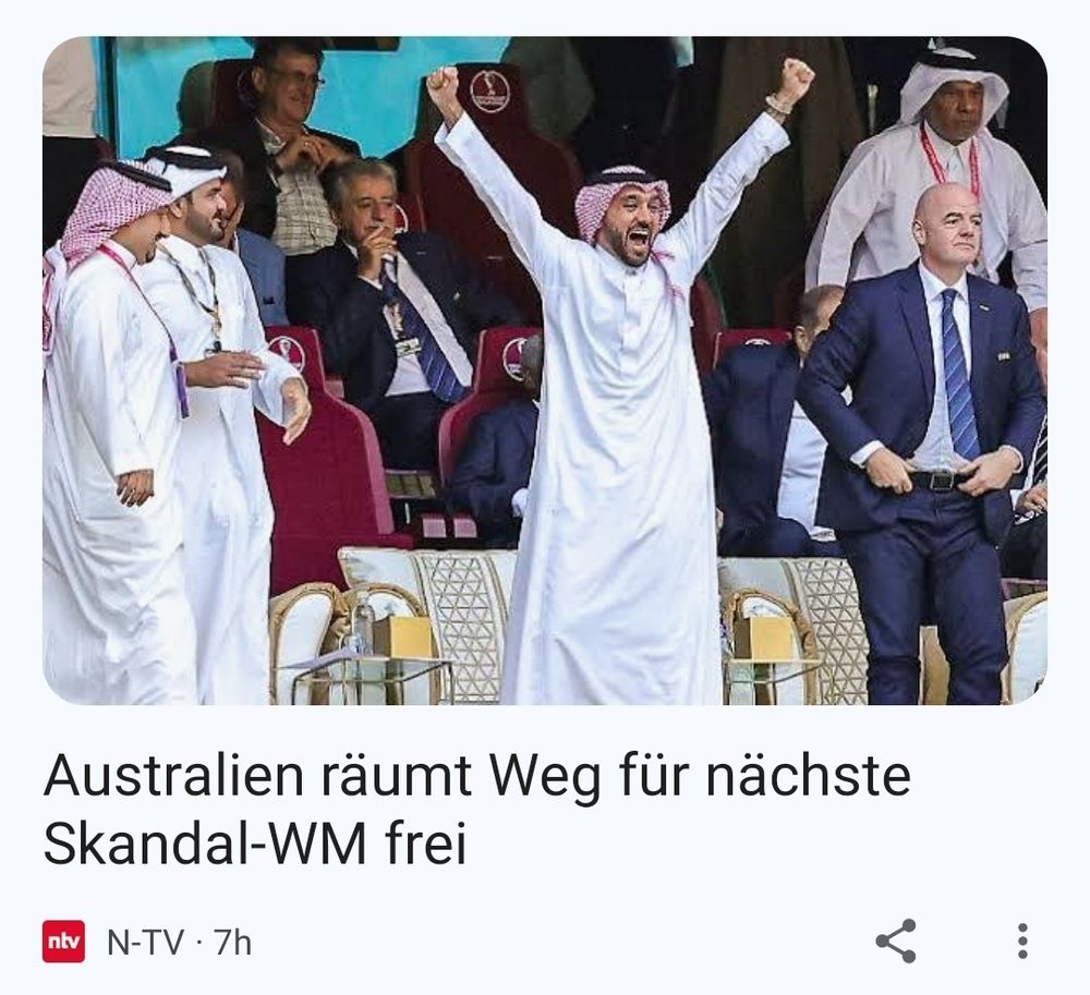 Screenshot mit arabischen Scheichs jubelnd bei einem Fußball Spiel. Gianni Infantino ist auch zu sehen. Die Headline lautet: Australien räumt Weg für nächste Skandal WM frei.