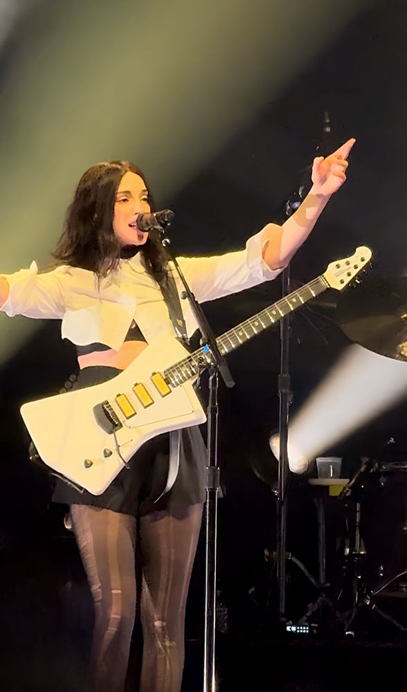 ギター色違い出てきました。