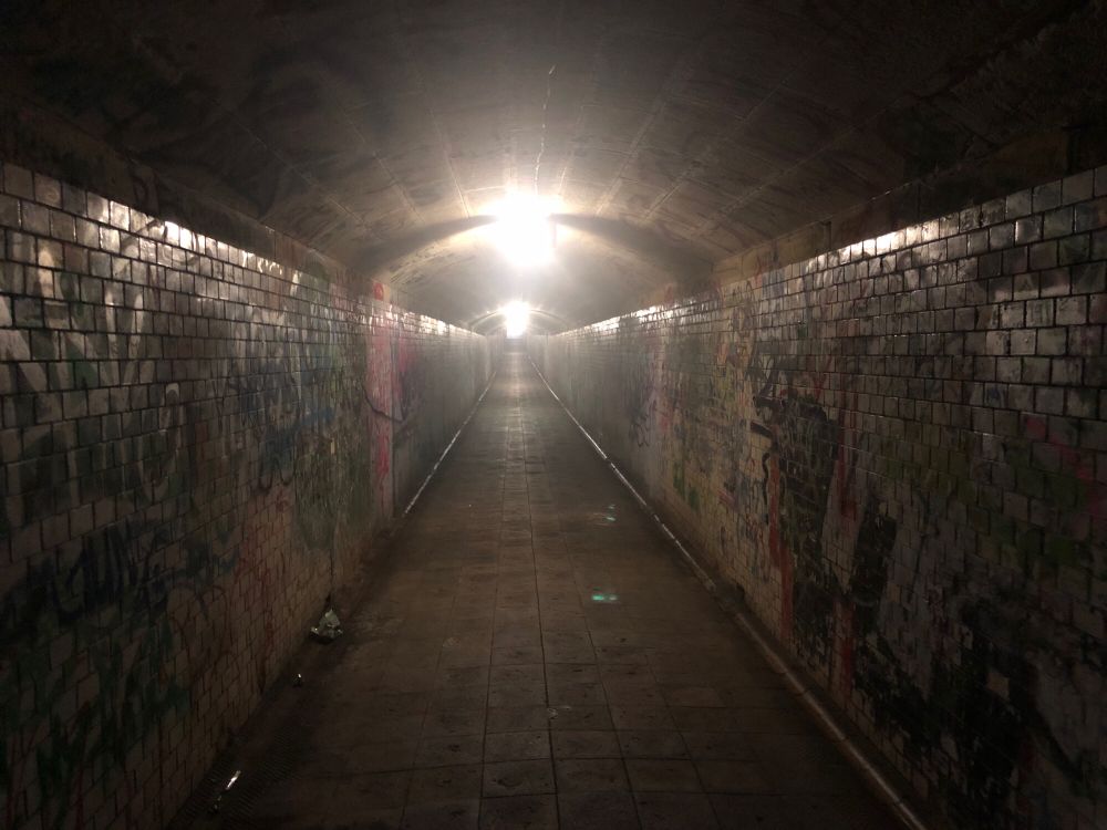 Düstere Unterführung für Fußgänger am Bahnhof Freiberg in Sachsen