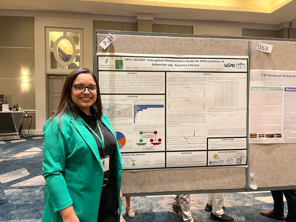Evelyn presenting her research at the 2023 American Society of Pharmacognosy annual meeting
