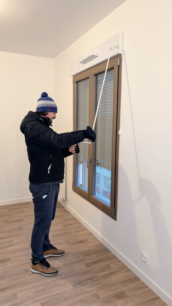Nouvel Acquéreur de son logement BRS qui découvre son logement et test le fonctionnement du volet roulant. Saint-Denis