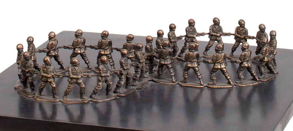 Mona Hatoum, "Infinity": toy soldiers arranged in the shape of an infinity symbol