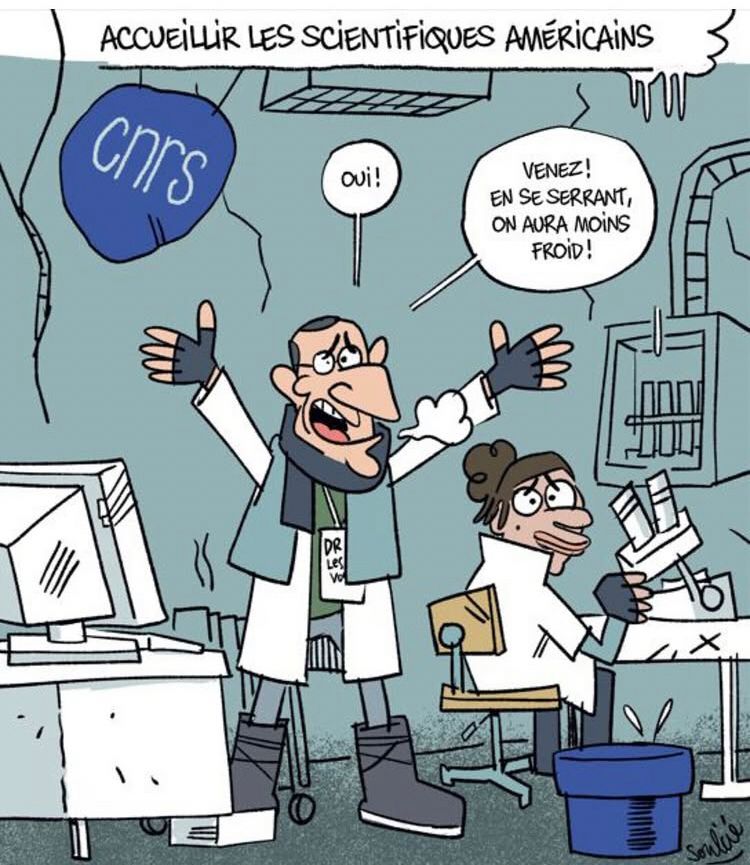 Dessin de presse représentent deux chercheurs dans leur labo du CNRS. Les murs sont fissurés, le matériel usé. Une congère s’est formée au plafond et un seau récupère l’eau qui tombe.
Les chercheurs portent des mitaines, écharpes et bottes de ski.

La légende est « accueillir les chercheurs américains ».
L’un des deux dit « Oui! Venez! En se serrant on aura moins froid! »