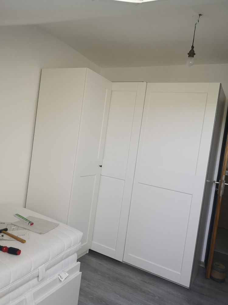 IKEA-Pax aus 3 Teilen in weiß, um die Ecke in einem Zimmer stehend