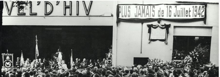 Photo d'une cérémonie devant le Vel' d'hiv, orné d'une banderole : plus jamais de 16 juillet 1942