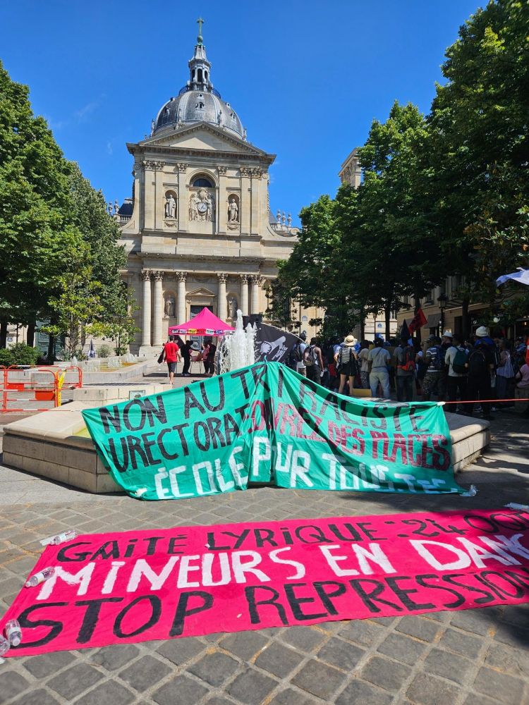 Photo de deux banderoles place de la Sorbonne 