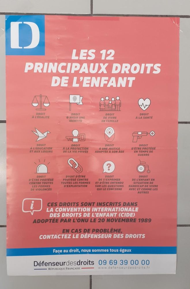 Photographie d'une affiche qui liste les principaux droits de l'enfant 