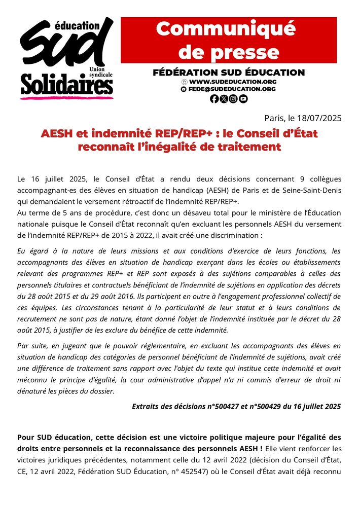 Le 16 juillet 2025, le Conseil d’État a rendu deux décisions concernant 9 collègues accompagnant·es des élèves en situation de handicap (AESH) de Paris et de Seine-Saint-Denis qui demandaient le versement rétroactif de l’indemnité REP/REP+.

Au terme de 5 ans de procédure, c’est donc un désaveu total pour le ministère de l’Éducation nationale puisque le Conseil d’État reconnaît qu’en excluant les personnels AESH du versement de l’indemnité REP/REP+ de 2015 à 2022, il avait créé une discrimination :

Eu égard à la nature de leurs missions et aux conditions d’exercice de leurs fonctions, les accompagnants des élèves en situation de handicap exerçant dans les écoles ou établissements relevant des programmes REP+ et REP sont exposés à des sujétions comparables à celles des personnels titulaires et contractuels bénéficiant de l’indemnité de sujétions en application des décrets du 28 août 2015 et du 29 août 2016. Ils participent en outre à l’engagement professionnel collectif de ces équipes. Les circonstances tenant à la particularité de leur statut et à leurs conditions de recrutement ne sont pas de nature, étant donné l’objet de l’indemnité instituée par le décret du 28 août 2015, à justifier de les exclure du bénéfice de cette indemnité.

Par suite, en jugeant que le pouvoir réglementaire, en excluant les accompagnants des élèves en situation de handicap des catégories de personnel bénéficiant de l’indemnité de sujétions, avait créé une différence de traitement sans rapport avec l’objet du texte qui institue cette indemnité et avait méconnu le principe d’égalité, la cour administrative d’appel n’a ni commis d’erreur de droit ni dénaturé les pièces du dossier.

Extraits des décisions n°500427 et n°500429 du 16 juillet 2025