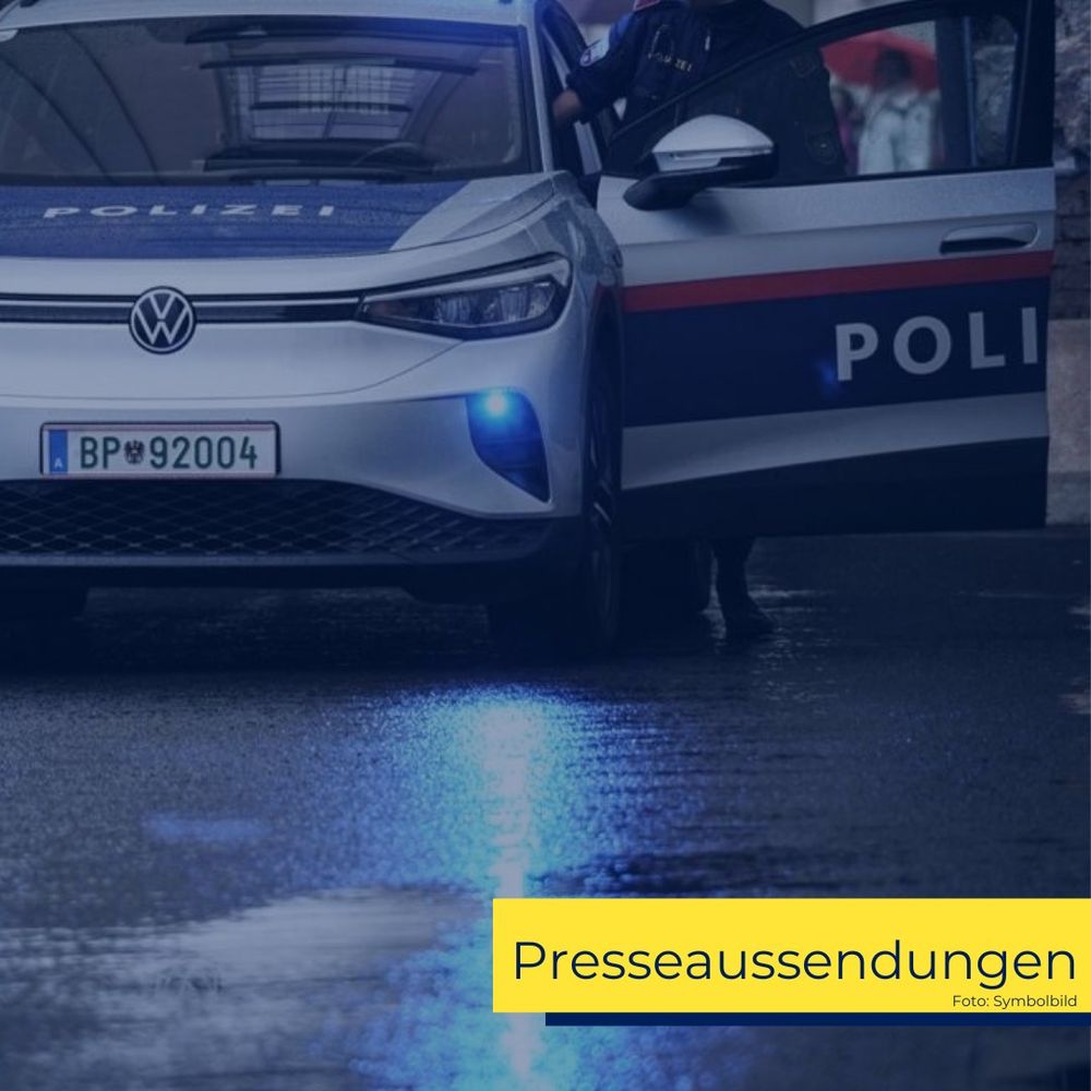 Ein Polizist steht vor einem Auto.