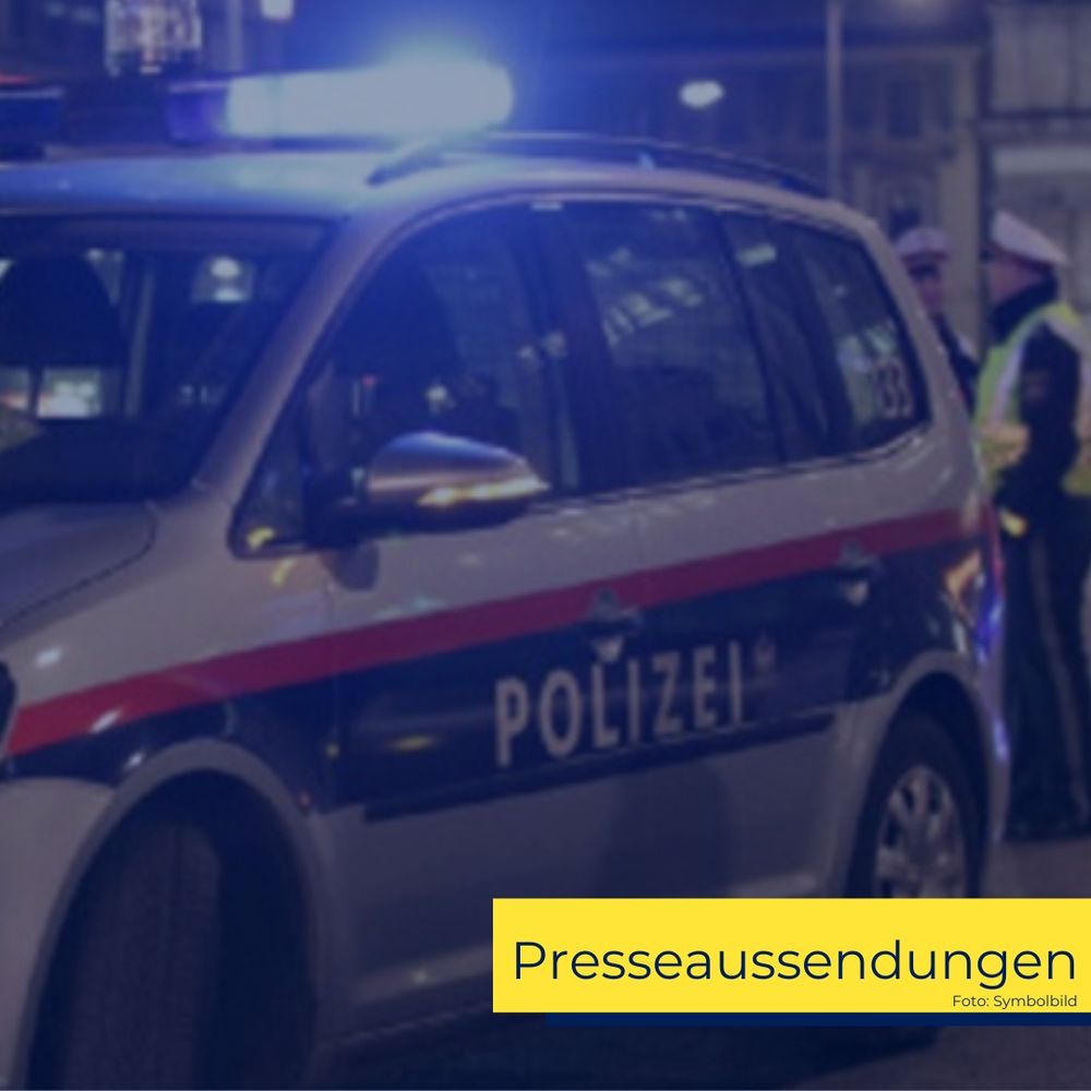 ein Polizeiauto mit eingeschalteten Lichtern