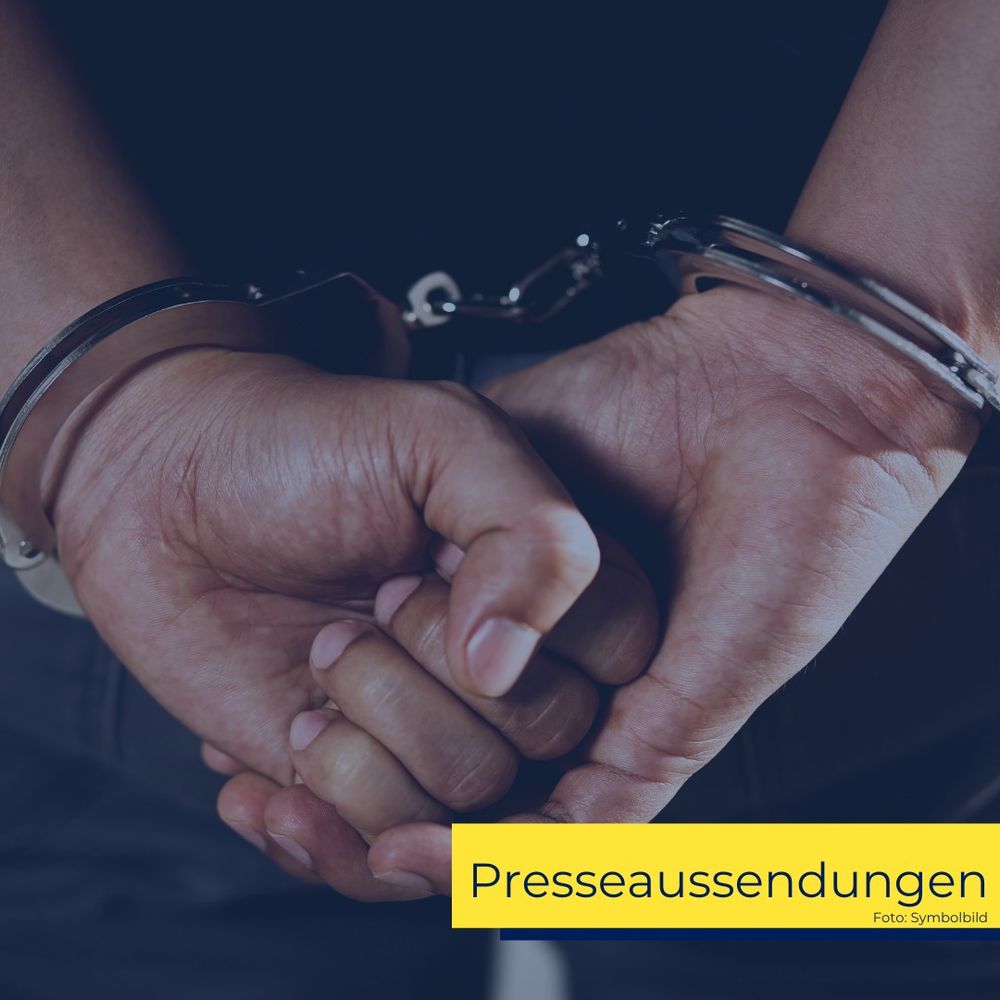 eine Person in Handschellen