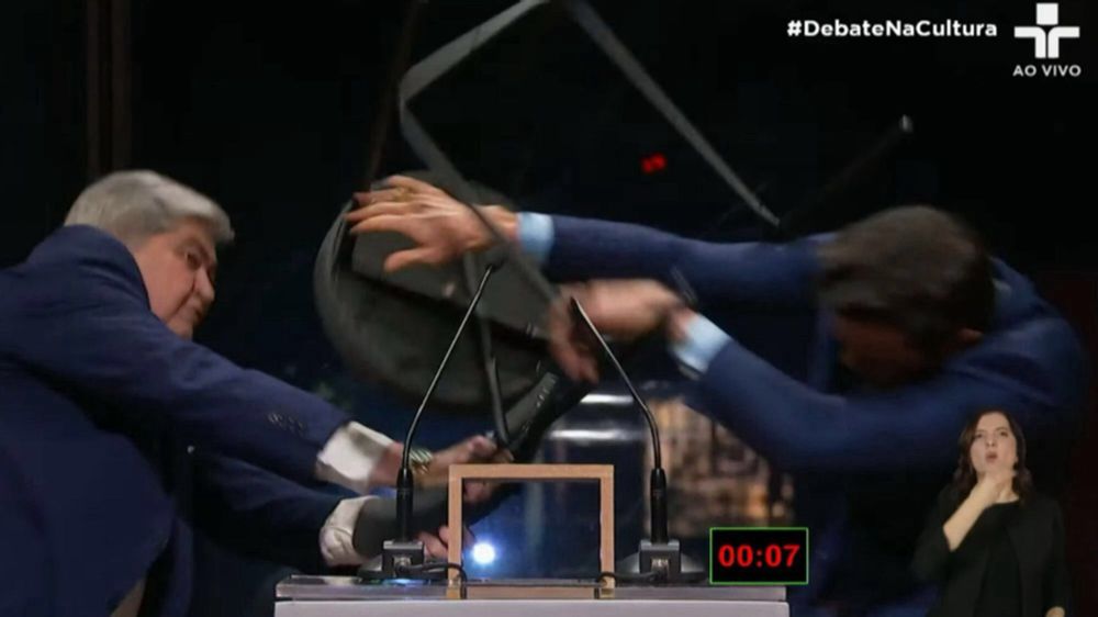 Datena golpeando Pablo Marçal com uma cadeira de ferro durante debate.