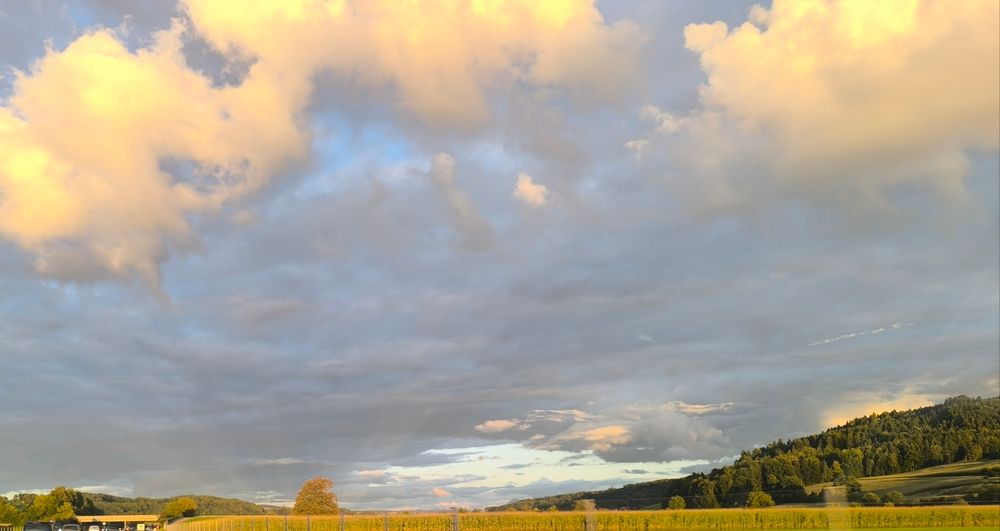 Wolken über Autobahn mit Sonne dazwischen