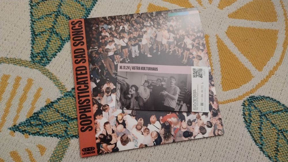 Foto der LP "Sophisticated Sad Songs" der Band Leoniden, darauf liegt die Eintrittskarte des Konzerts am 16.11.24, der gestrige Samstag 
